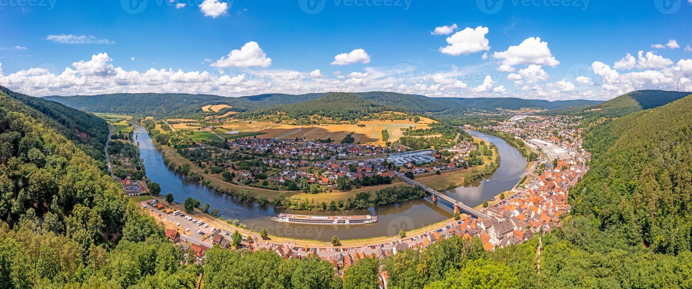 panorama de drones sobre el río principal en alemania con el pueblo freudenberg foto