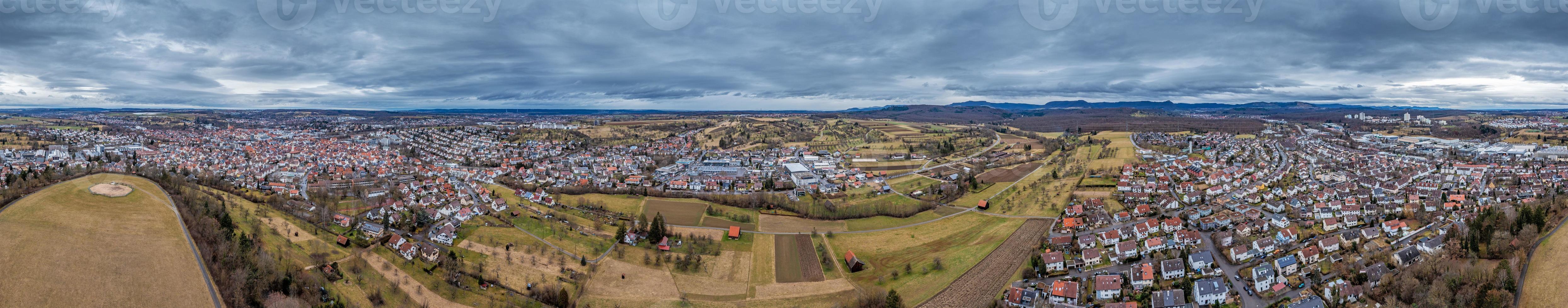 panorama de drones sobre la pequeña ciudad alemana nuertingen en baden-wuertemberg durante el día foto