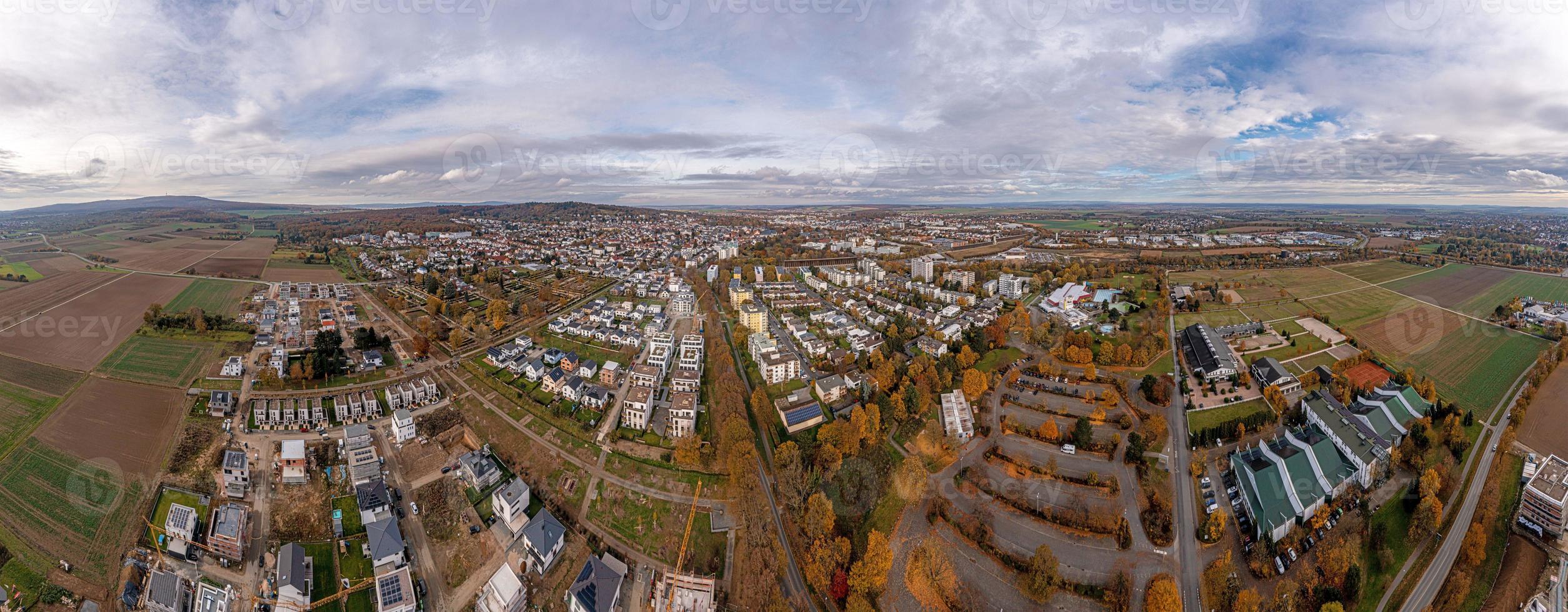 panorama de drones sobre la ciudad balneario de hesse bad nauheim durante el día en otoño foto