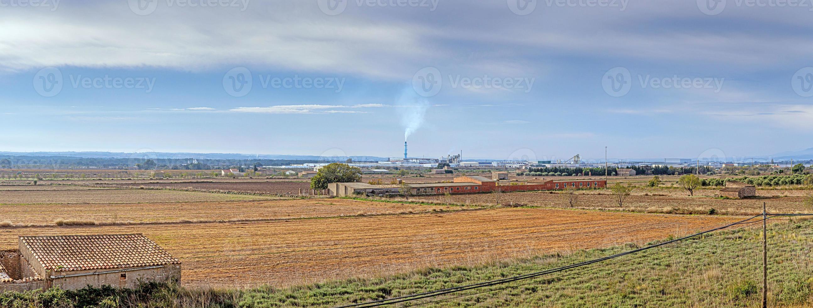 imagen de una chimenea humeante de una planta de incineración de residuos foto