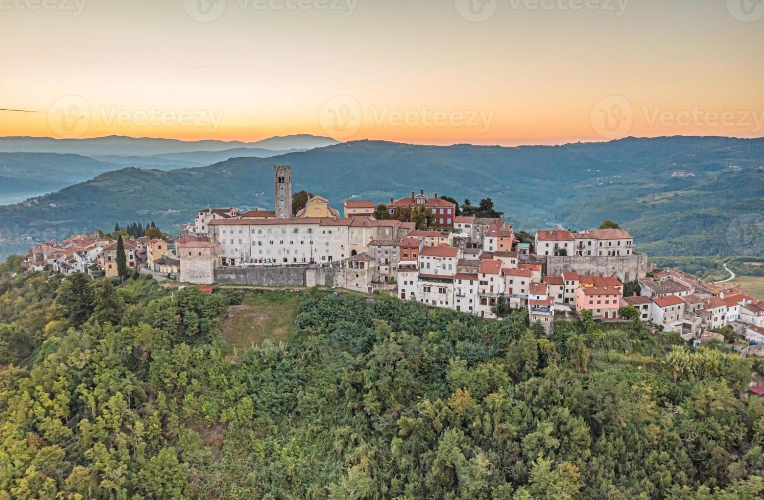 panorama de drones en la histórica ciudad croata de motovun en istria por la mañana durante el amanecer foto