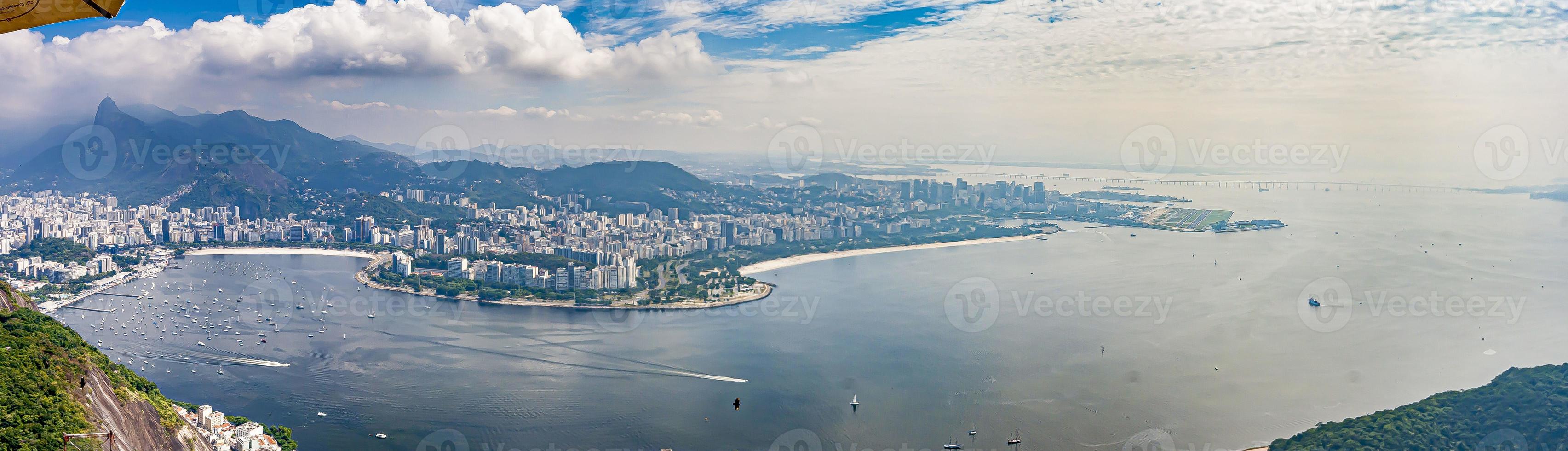 vista panorámica de la ciudad y las playas desde la plataforma de observación en la montaña pan de azúcar en río de janeiro foto