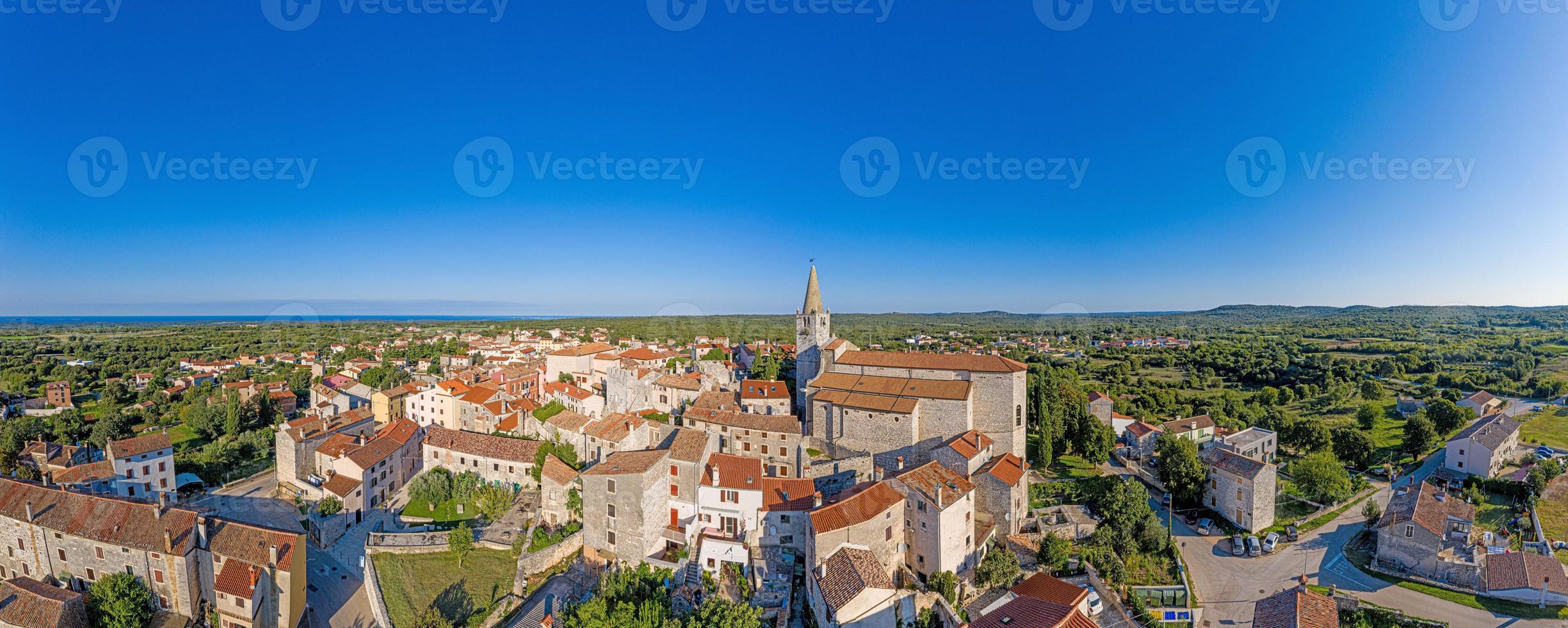 imagen panorámica aérea de drones de la ciudad medieval bale en la península de istria foto