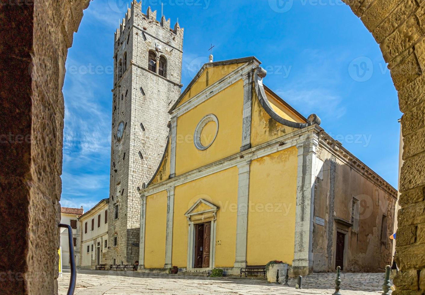 panorama sobre la plaza central de motovun con st. la iglesia de stephen y la puerta de la ciudad durante el día foto