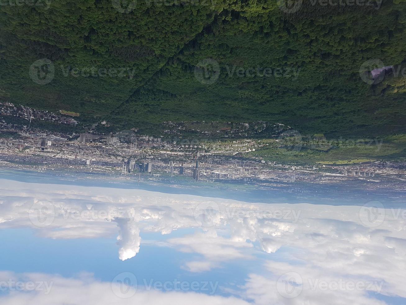 vista aérea del horizonte de frankfurt tomada desde un avión al acercarse al aeropuerto de frankfurt foto