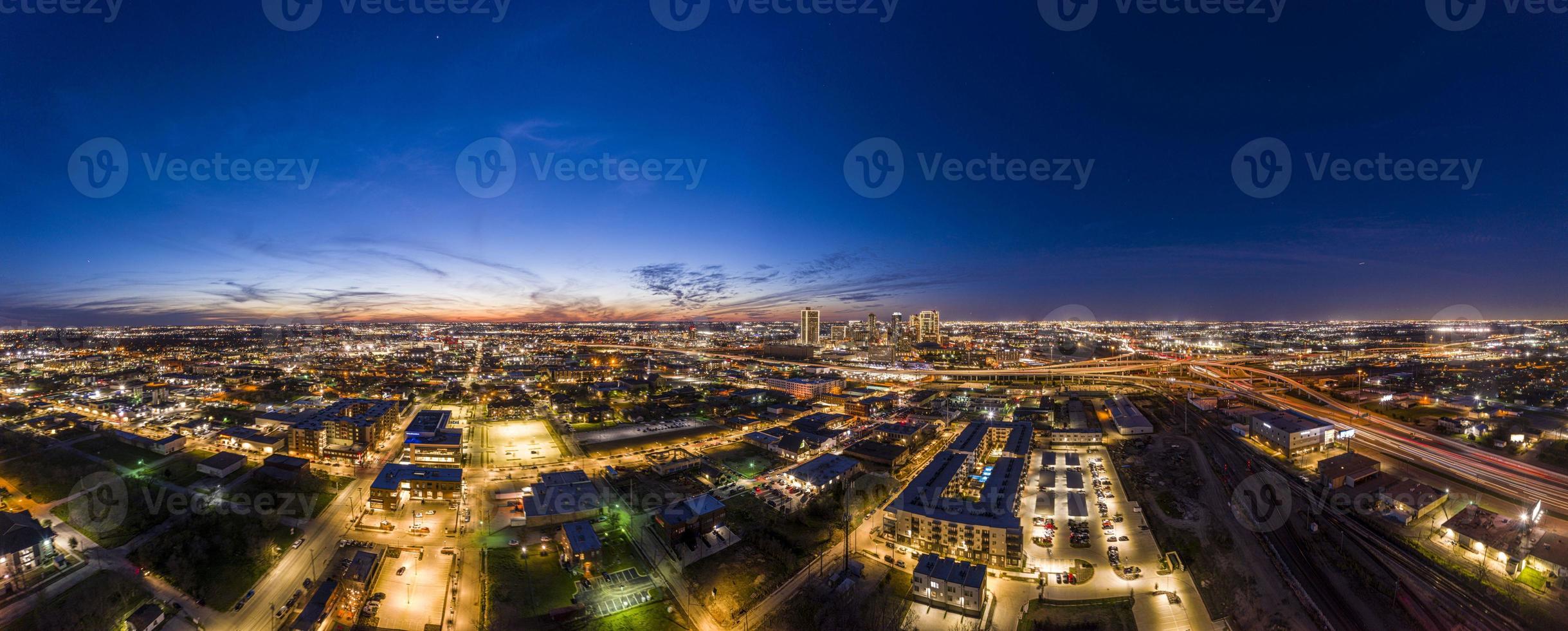 vista aérea panorámica de la ciudad de Fort Worth durante la puesta de sol con resplandor final y cielos despejados foto