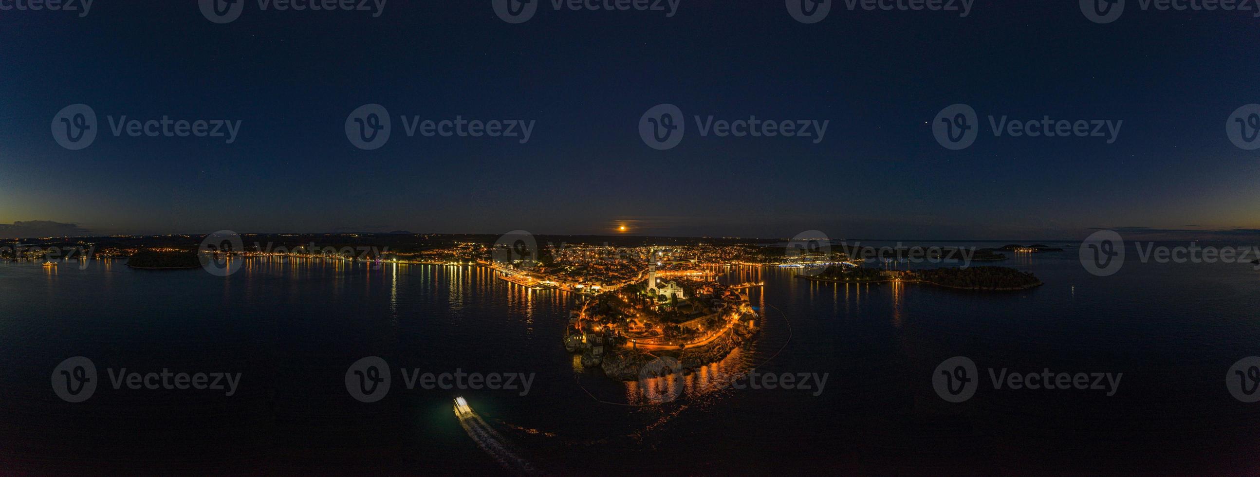 imagen panorámica de drones aéreos de la ciudad histórica de rovinj y puerto con luna llena en croacia durante la puesta de sol foto