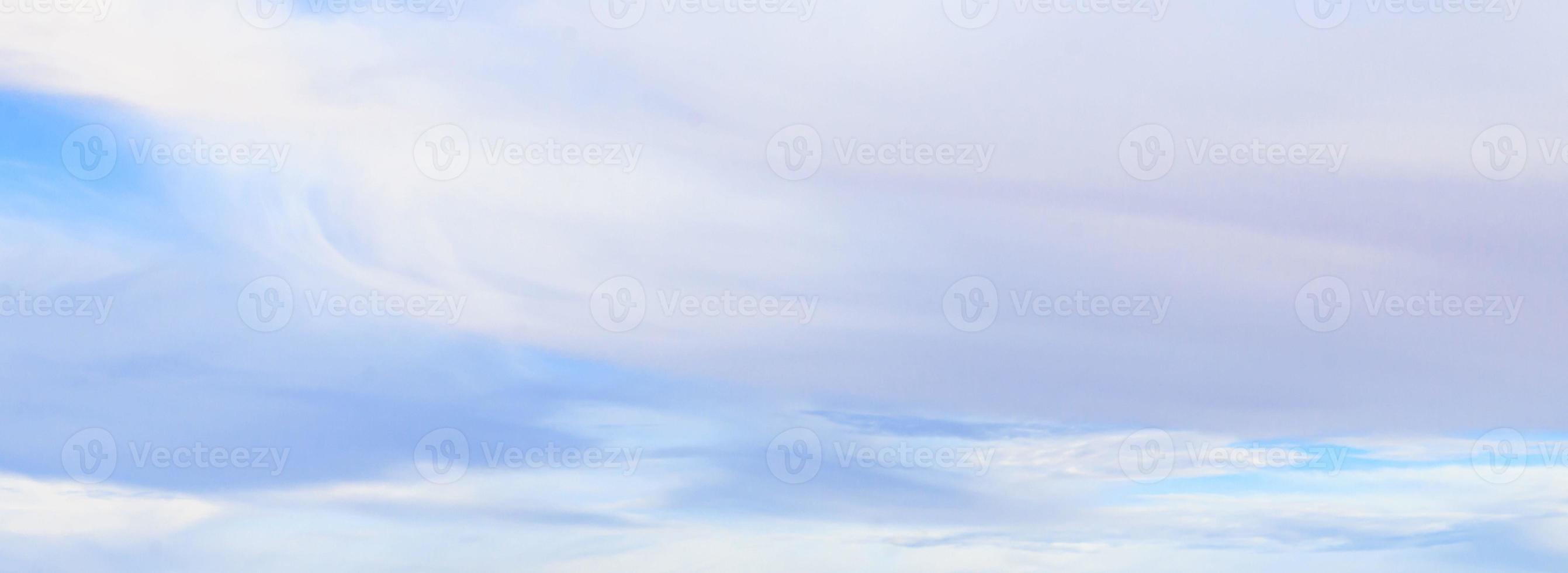 imagen de un cielo parcialmente nublado y parcialmente despejado durante el día foto