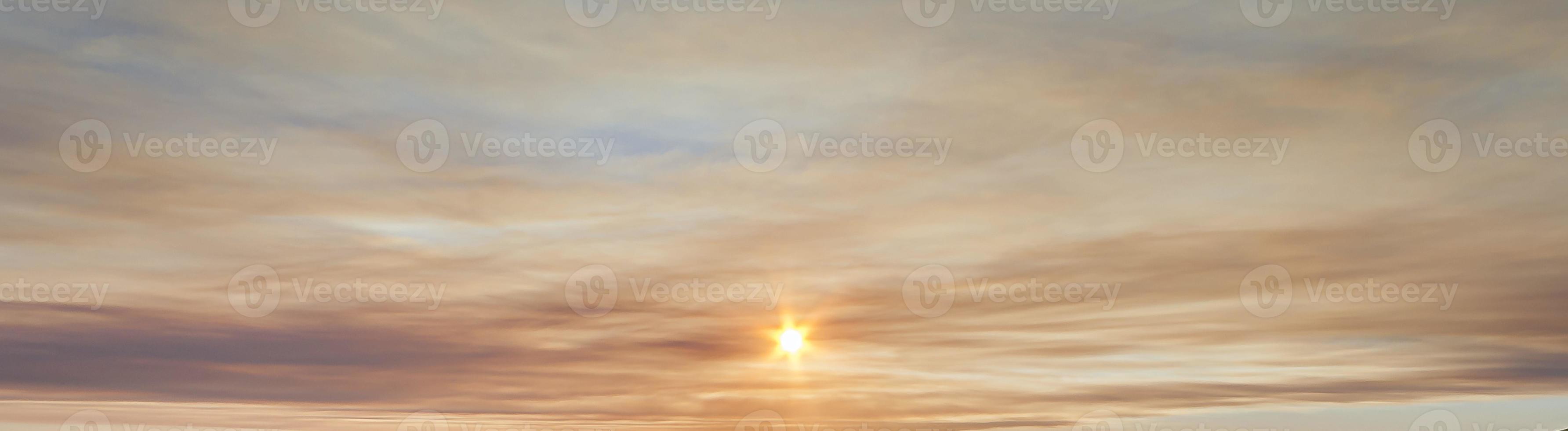 imagen de cielo dramático y colorido con sol durante la puesta de sol foto