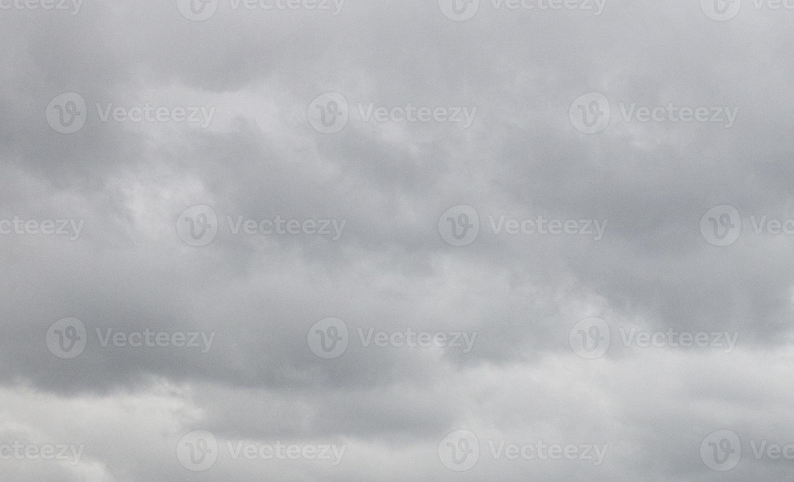 imagen de un cielo oscuro y nublado durante el día foto