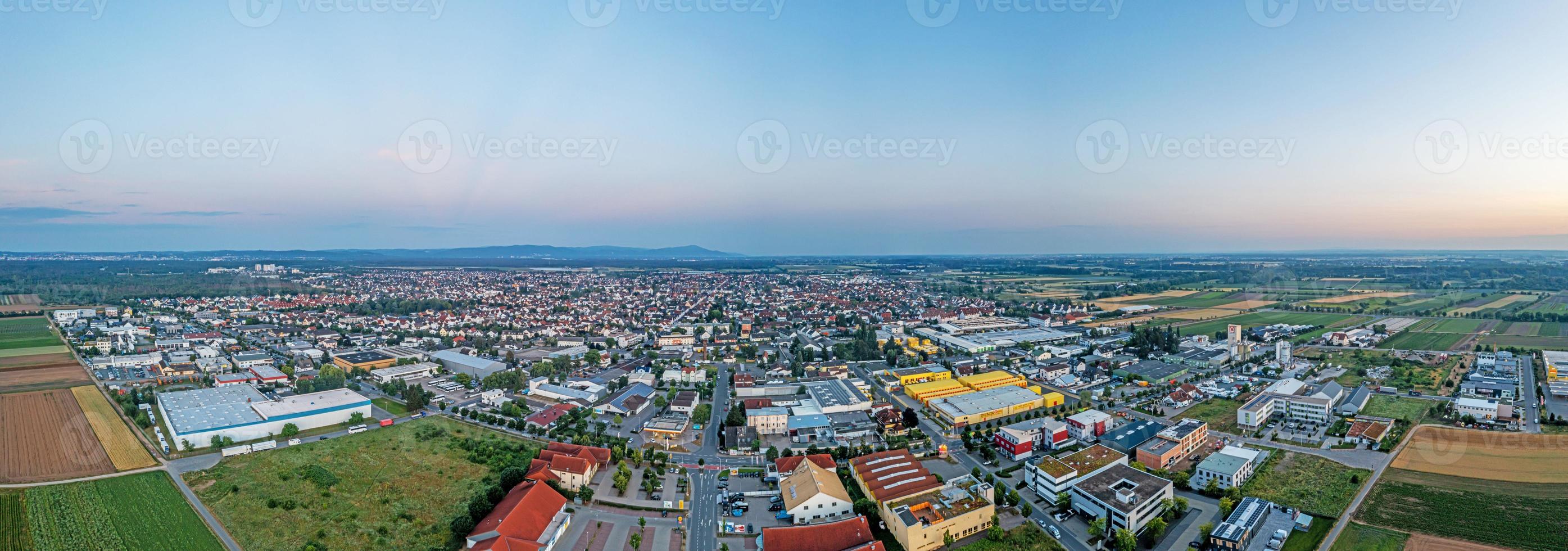 panorama de drones sobre el pueblo alemán griesheim cerca de darmstadt en el sur de hesse por la noche foto