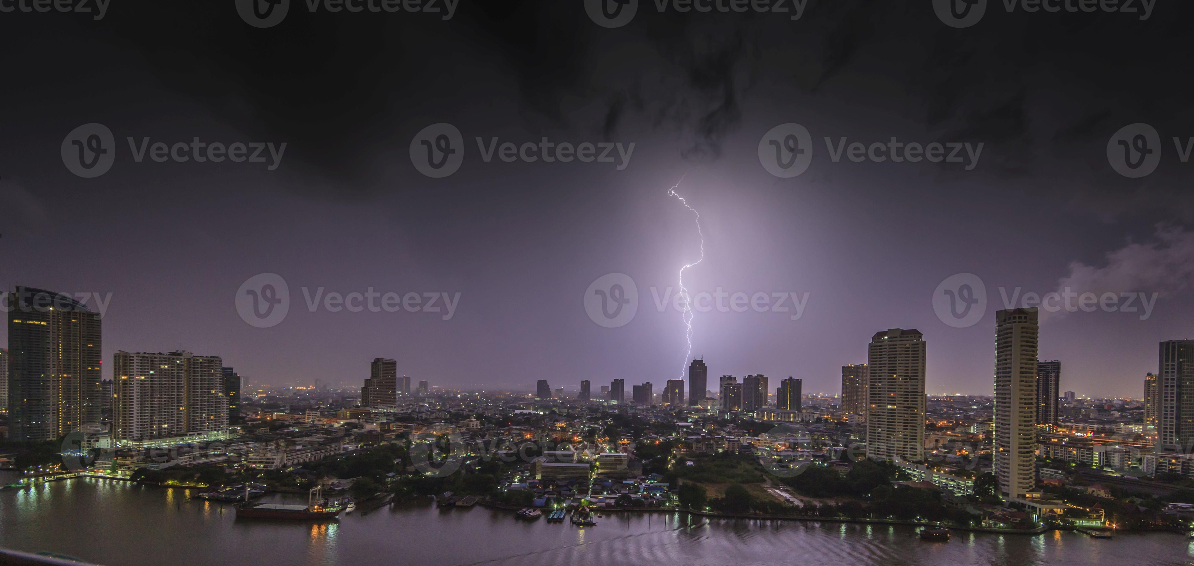 Aerial view of lightning strike in nightly Bangkok skyline 17521066