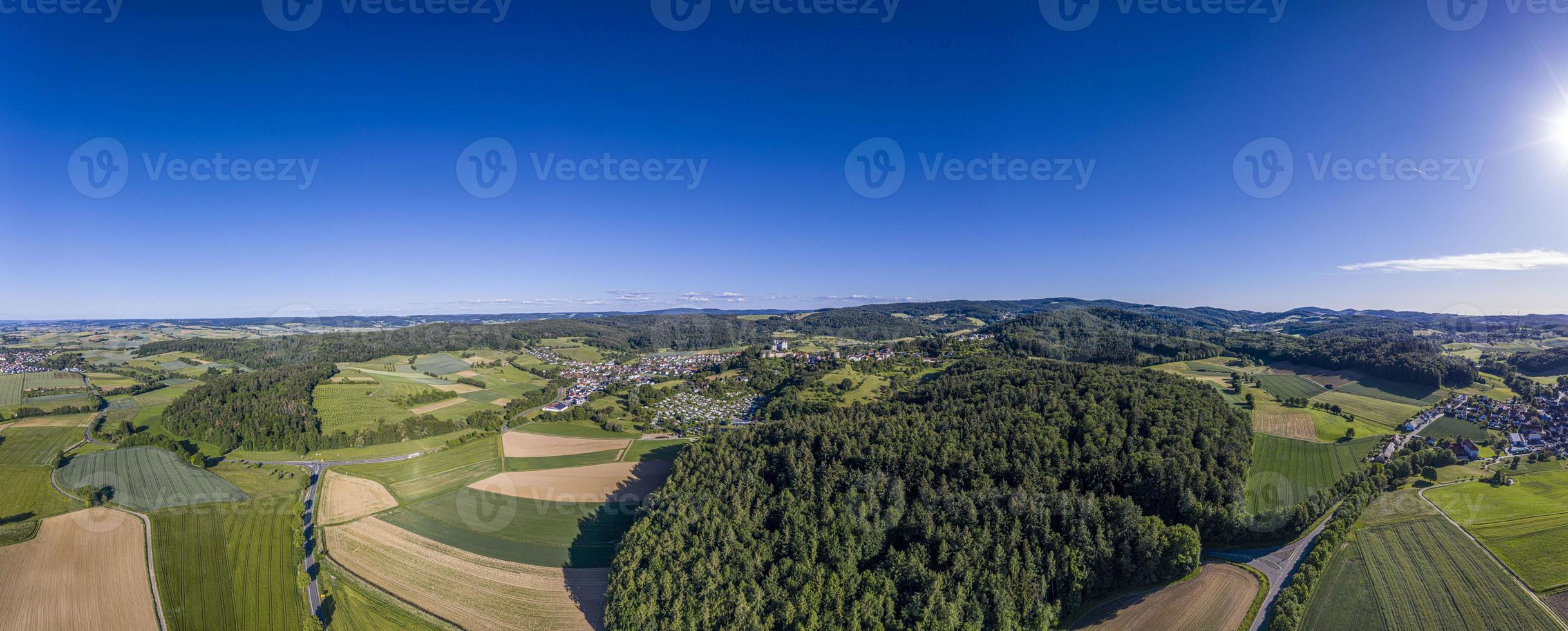 foto de drones del pueblo lichtenberg con castillo en alemania