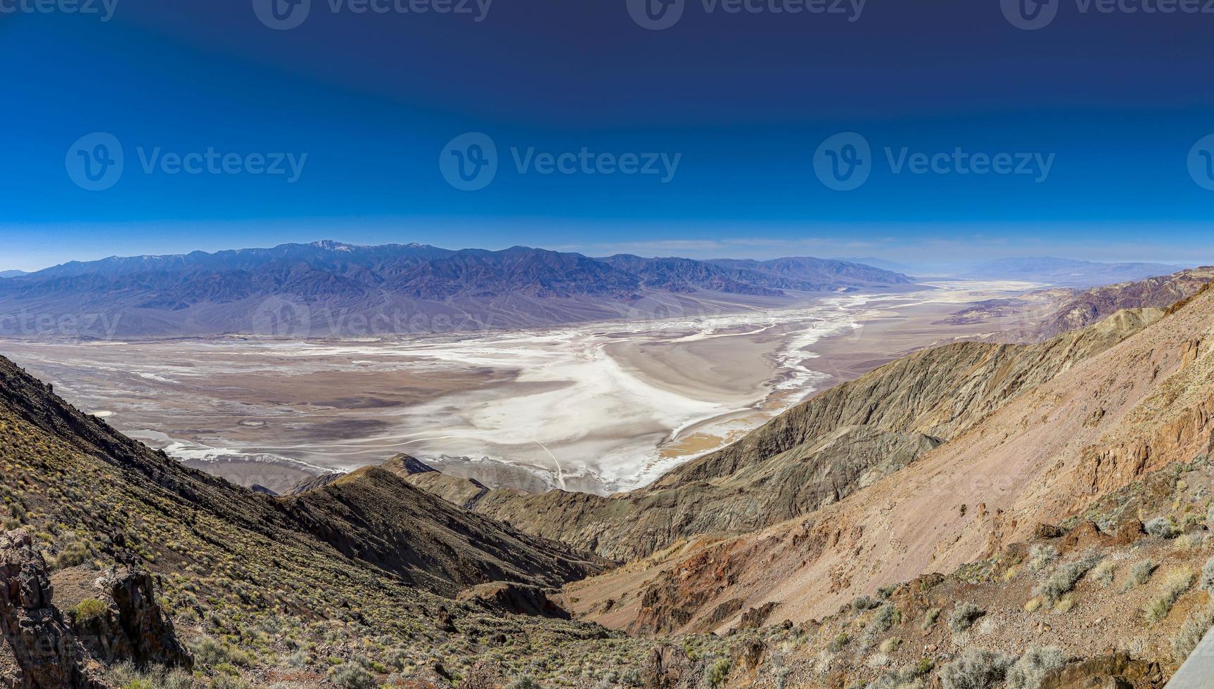 imagen panorámica sobre el valle de la muerte desde el mirador de dante en invierno foto