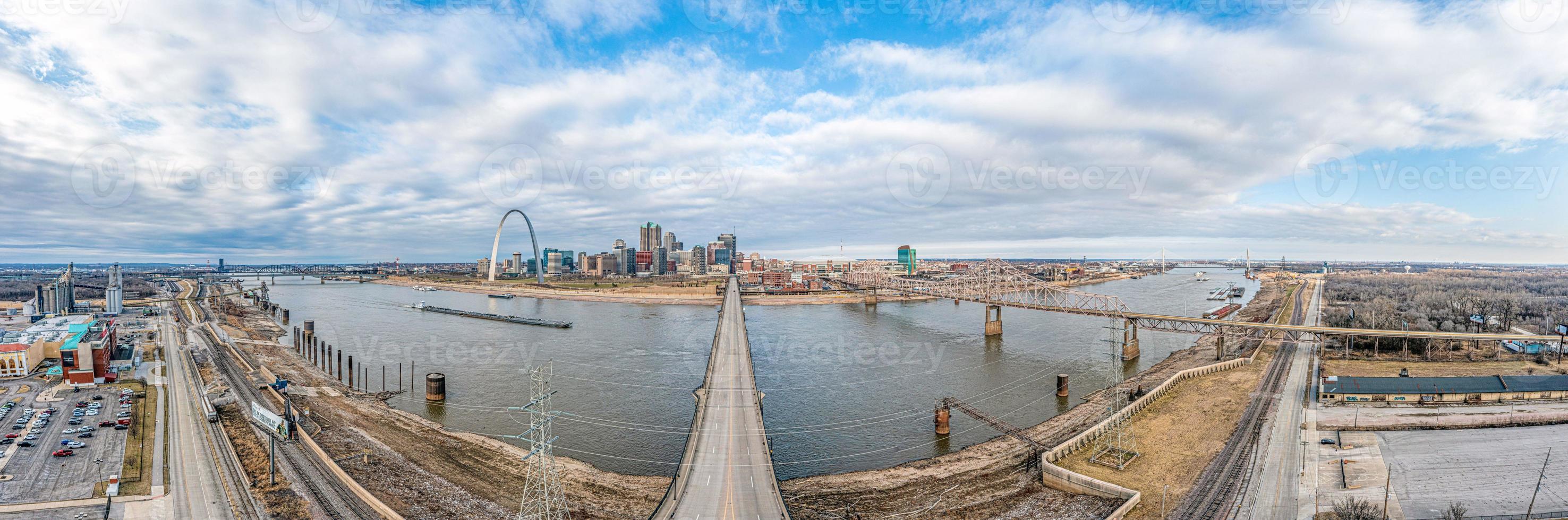panorama de drones sobre st. horizonte de louis y río mississippi con arco de entrada durante el día foto