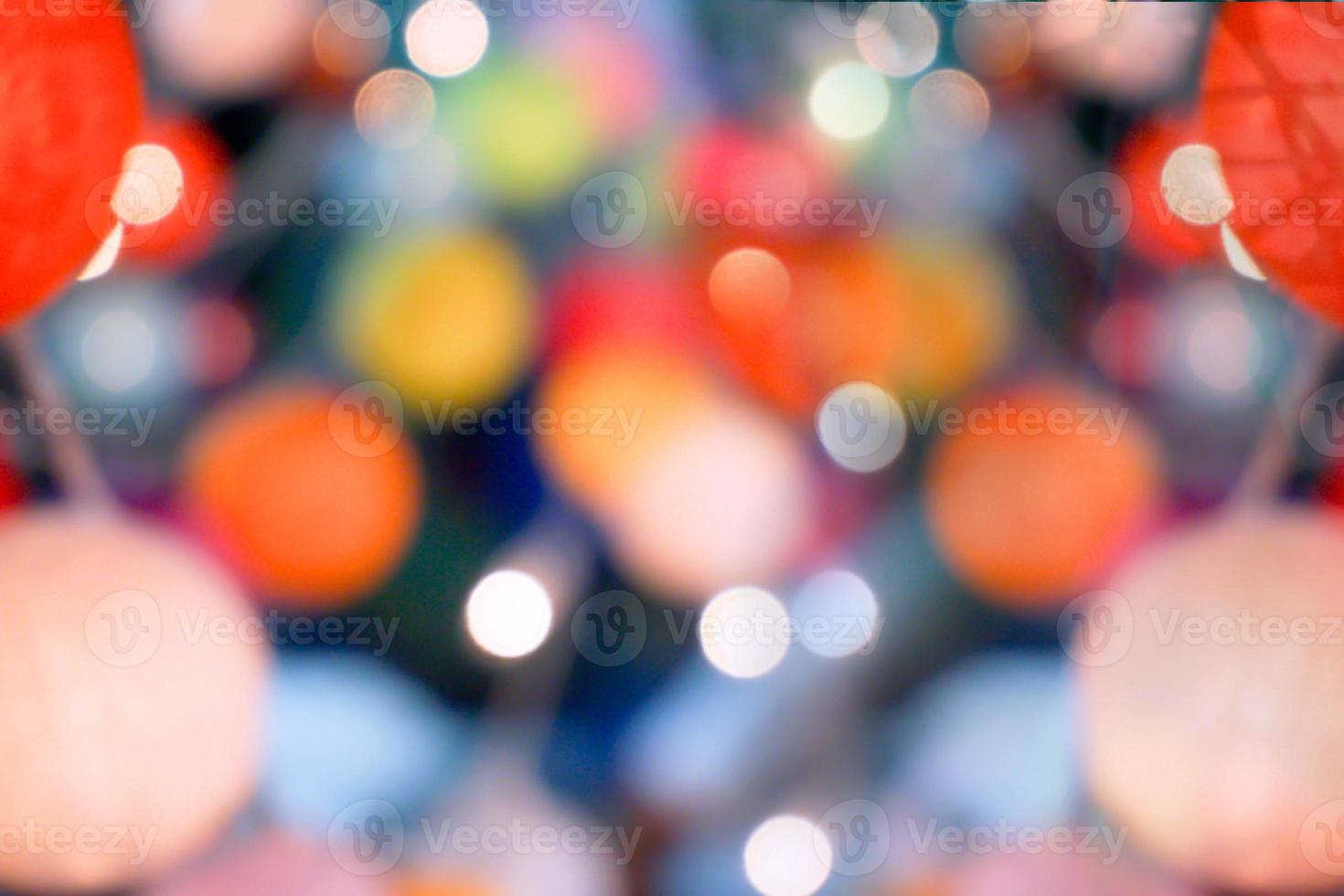 Bolas tejidas de iluminación colorida borrosas y fondo bokeh. foto