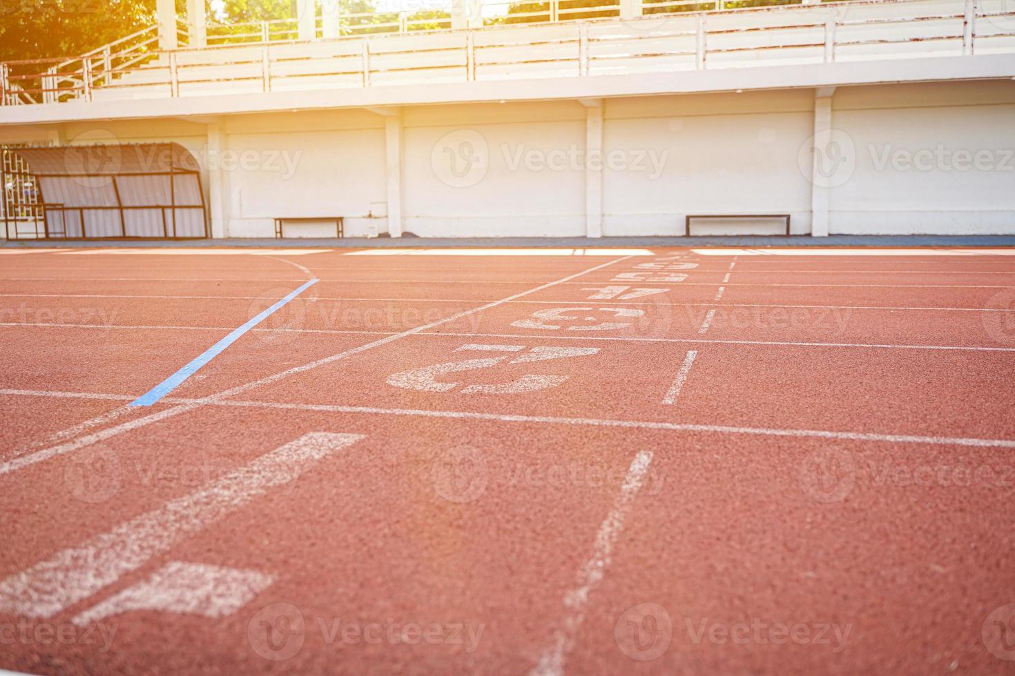 Primer plano y detalle de cultivo de la pista de atletismo y el campo con rayo de sol foto