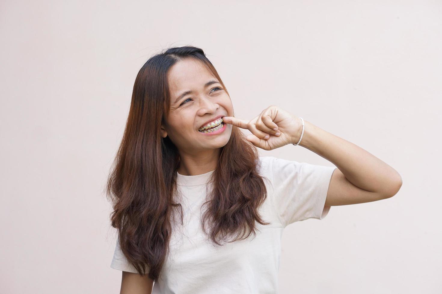 Asian women have pain and sensitivity in their teeth. photo