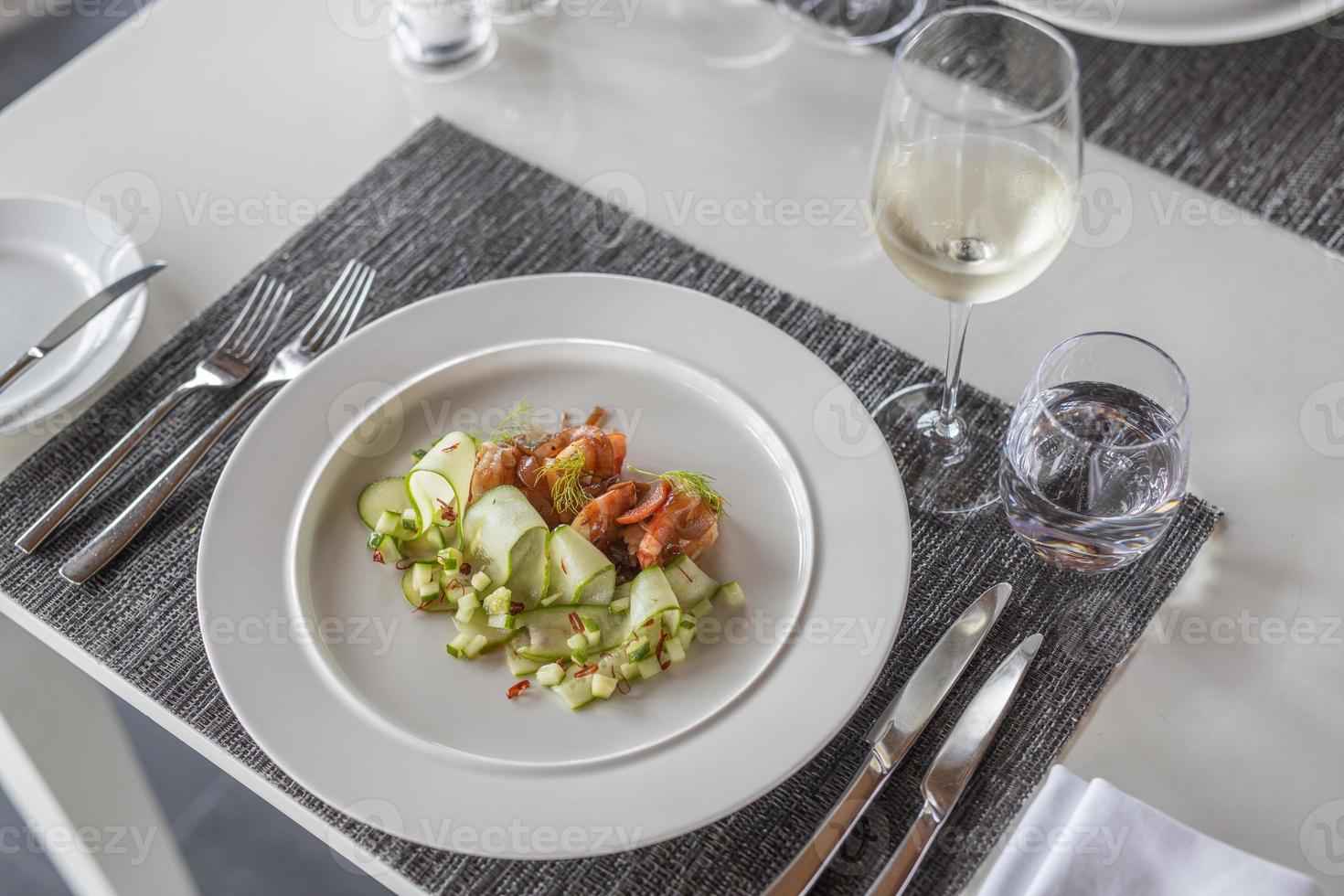 ensalada de gambas fritas sobre pepino con salsa. plato de comida gourmet de lujo, primer plano. fondo de comida fresca, sabrosa ensalada de mariscos foto