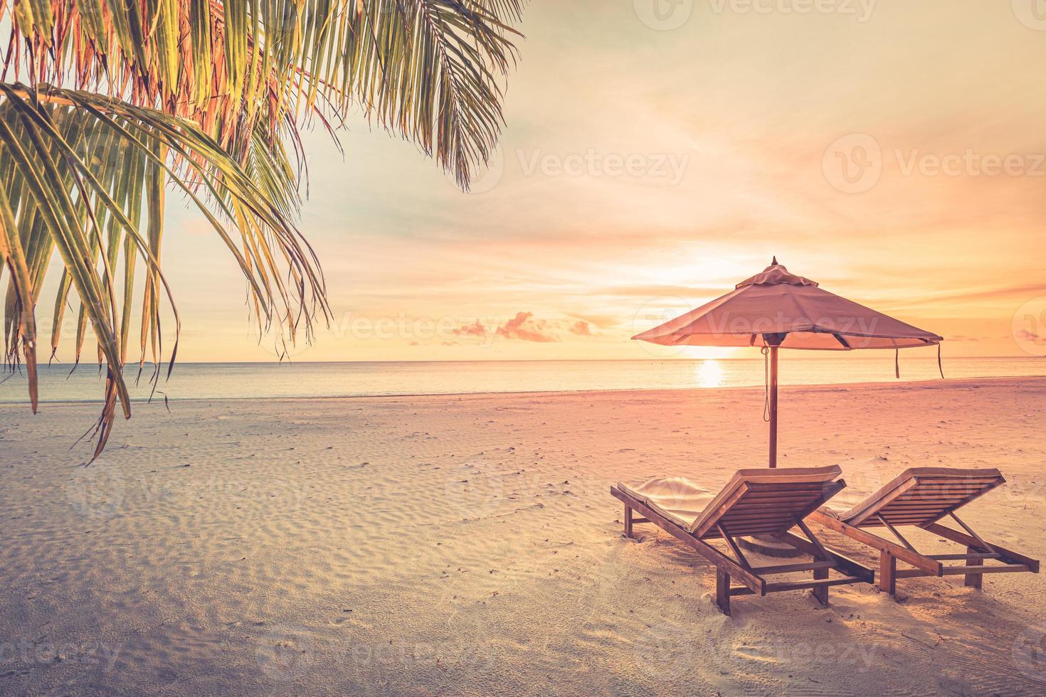 increíble playa de vacaciones. un par de sillas juntas junto a la pancarta del mar. concepto de luna de miel de vacaciones románticas de verano. paisaje de isla tropical. panorama costero tranquilo, horizonte costero de arena relajante, hojas de palma foto