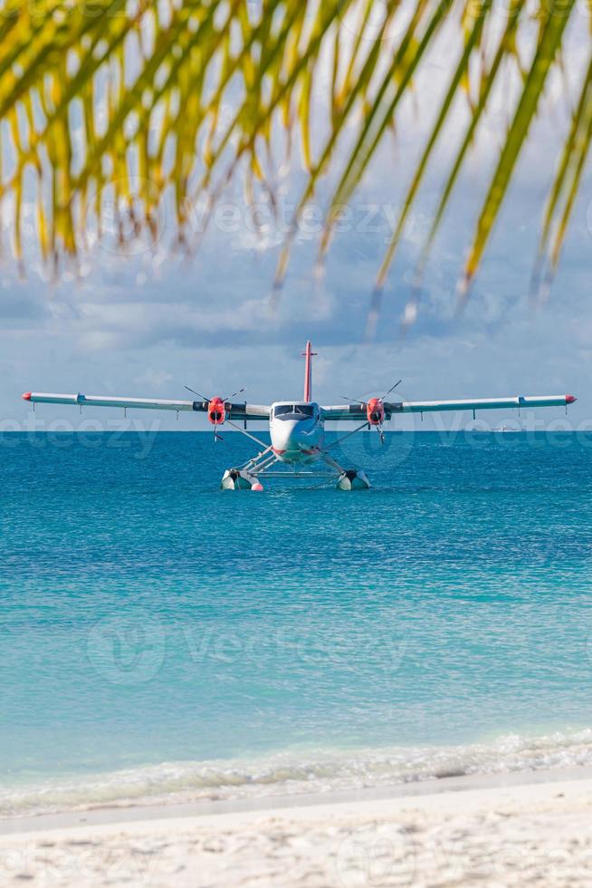 hidroavión en tropical beach resort. destino de viaje de verano de lujo con hidroavión en las islas maldivas. vacaciones exóticas o transporte de vacaciones, mar de maldivas foto