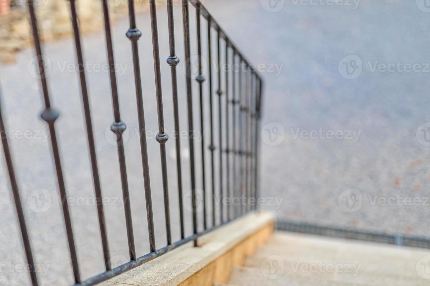 escaleras de piedra de granito. antigua escalera de textura de granito vintage. el grunge gris bloquea las escaleras. valla forjada. valla de hierro forjado. foto