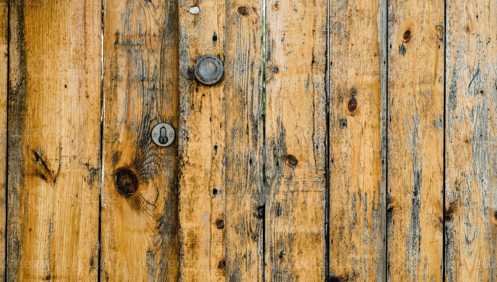 textura antigua puerta de madera con manija de puerta y cerradura de puerta foto