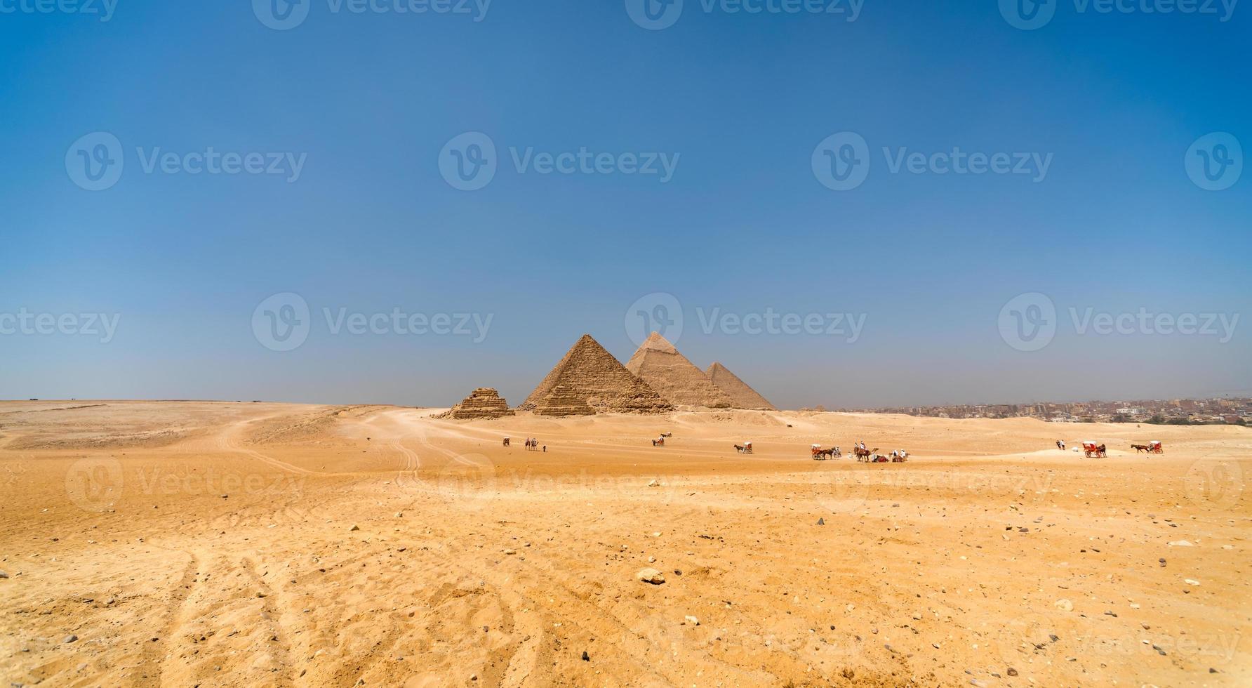 pirámide antigua en el desierto de egipto foto