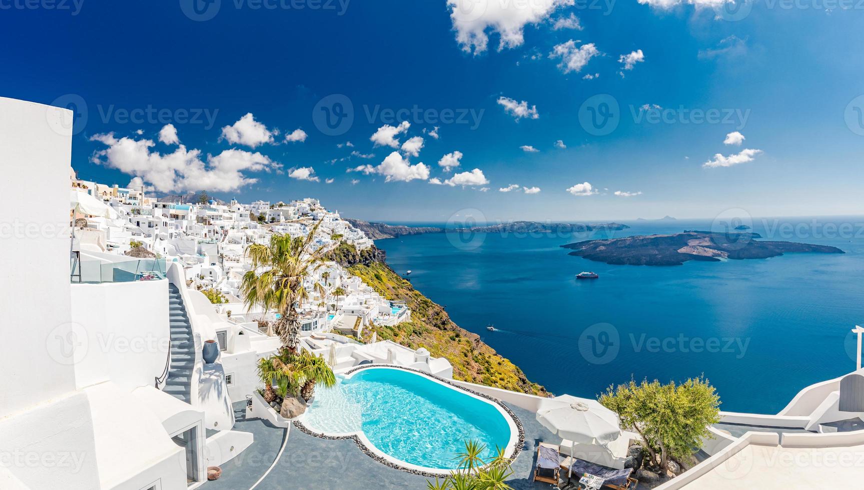 paisaje de verano en santorini, grecia. arquitectura blanca idílica bajo un cielo azul. paisaje de viaje perfecto, tranquilidad y concepto pacífico. paisaje de viaje inspirador en europa. hermosa vista foto