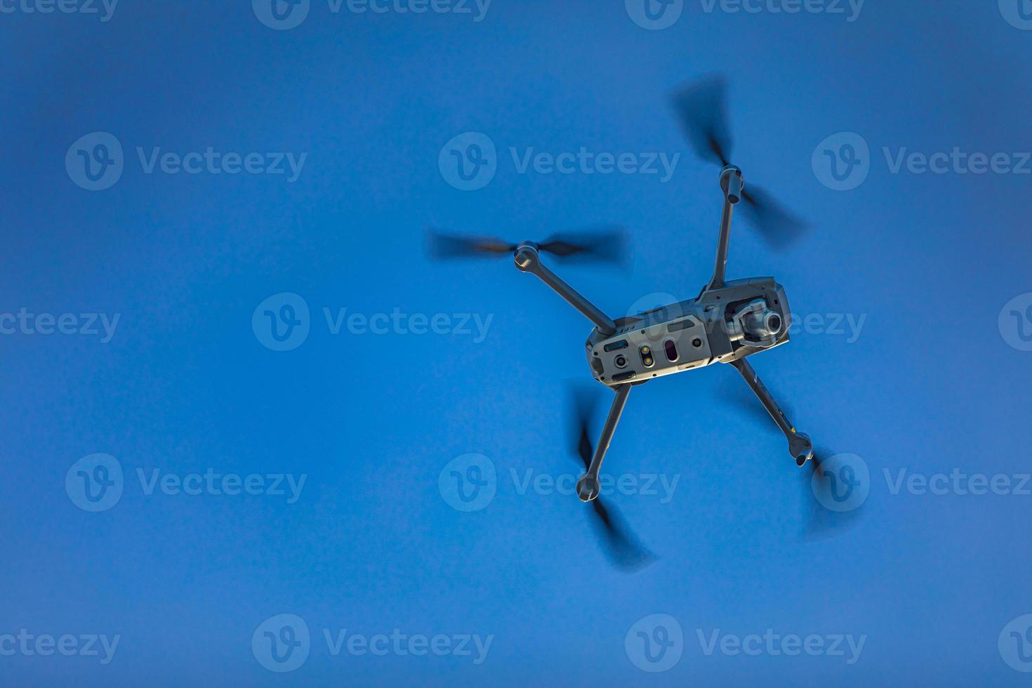 drone volando contra el cielo azul con espacio de copia. uav de tecnología moderna con uso de cámara para foto o video