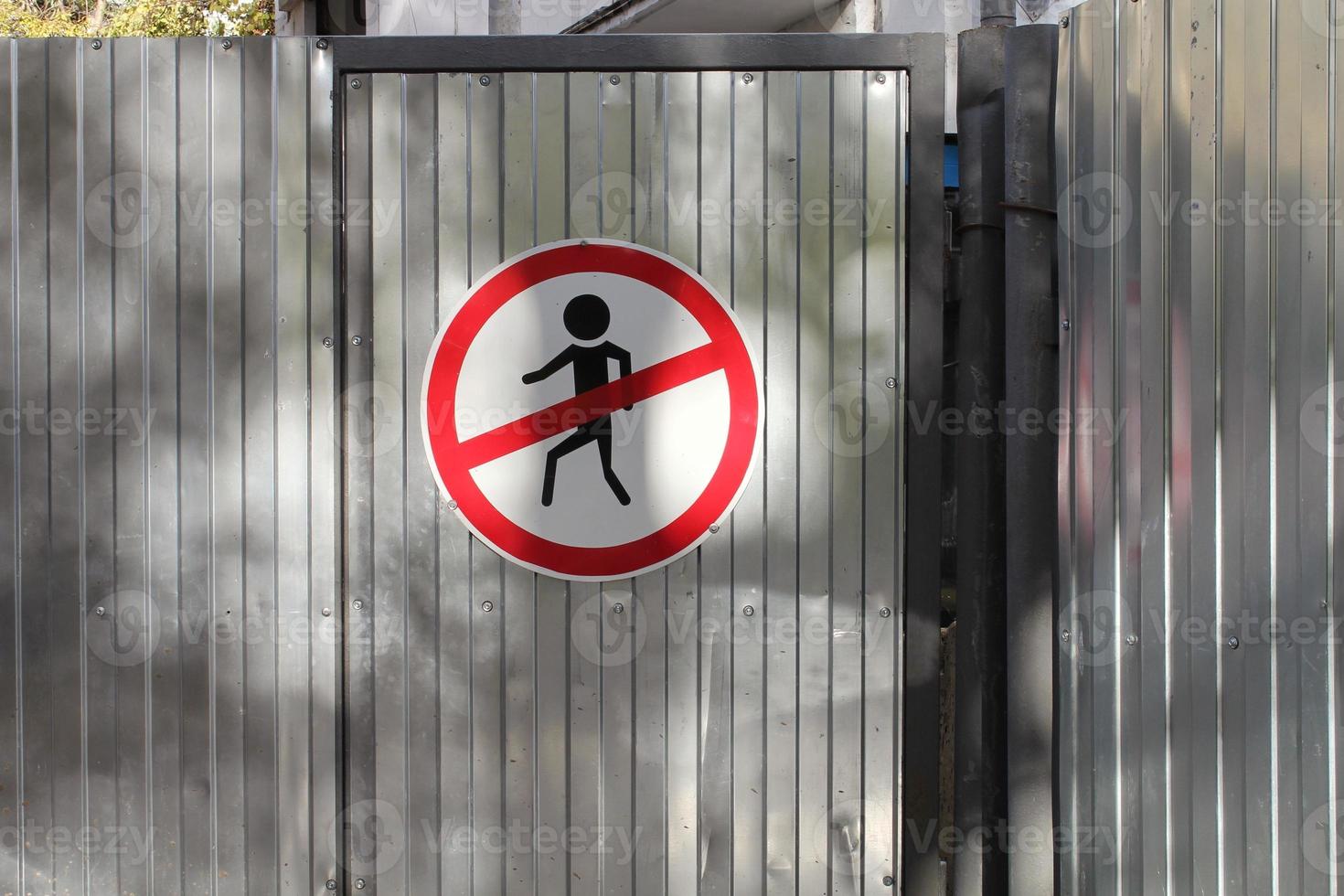 símbolo prohibido ninguna entrada no permitida. señal de advertencia redonda prohibida. aviso de seguridad en la cerca de la puerta de metal cerrada. acceso de peligro del sitio de construcción para las personas. icono de alerta de área privada, zona de seguridad foto