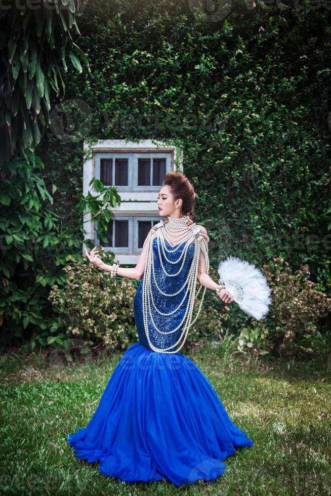 hermosa dama en vestido azul de lujo con perla foto