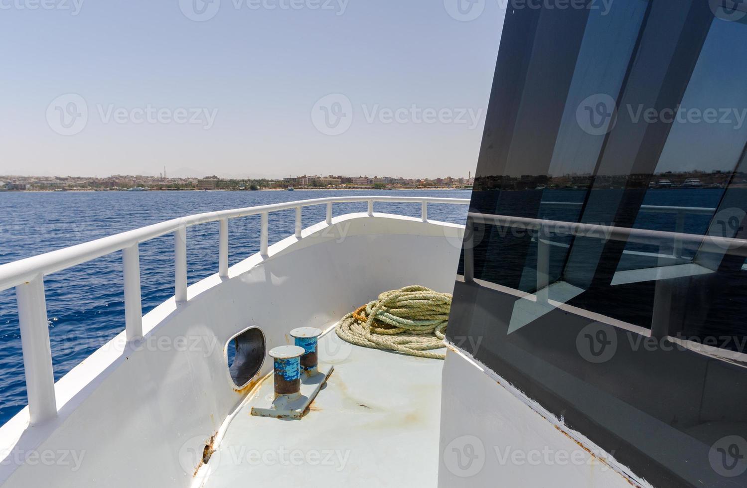 vista del paisaje desde la proa de un barco en el mar rojo foto