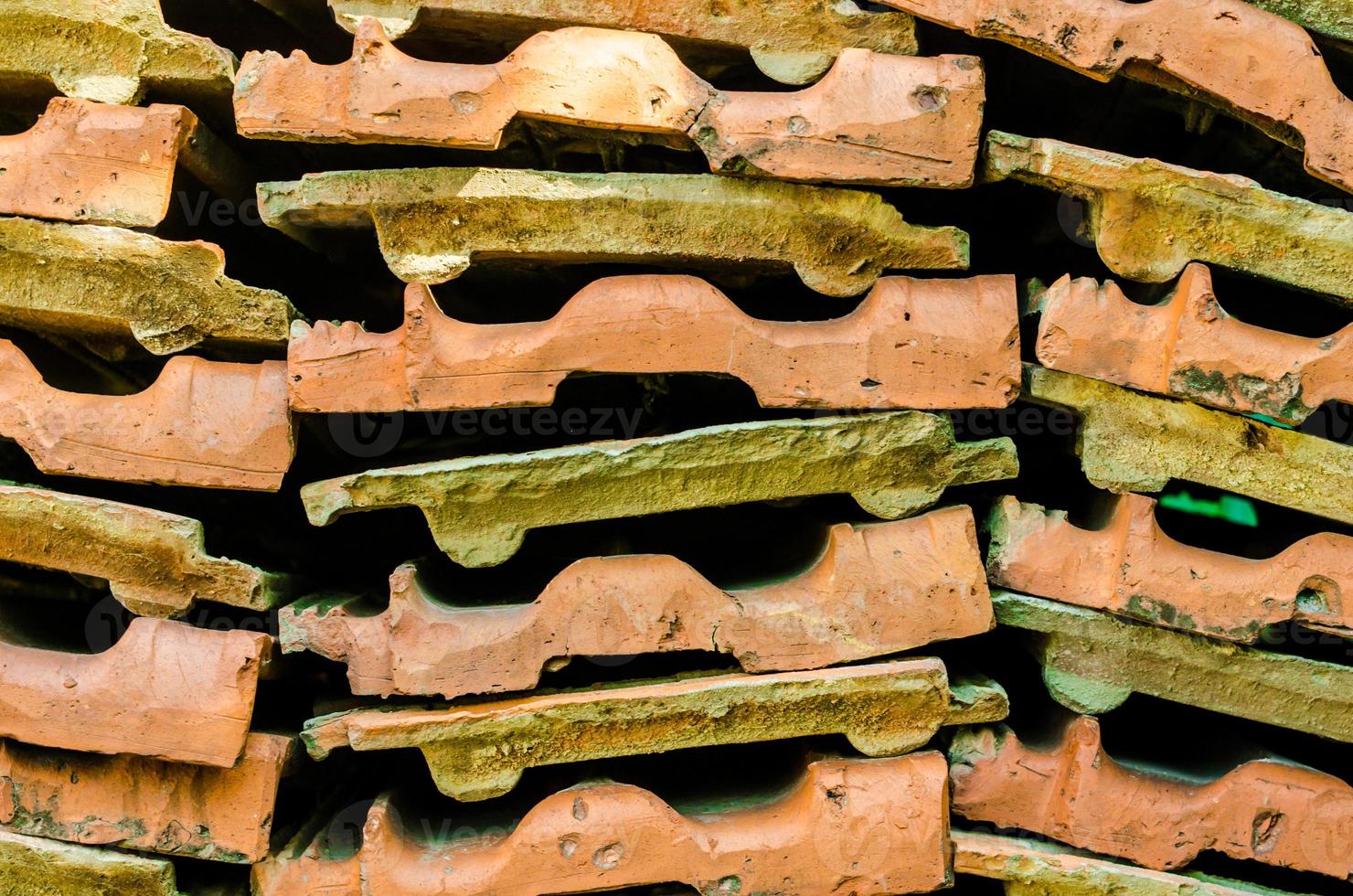 textura de tejas de arcilla apiladas en filas foto