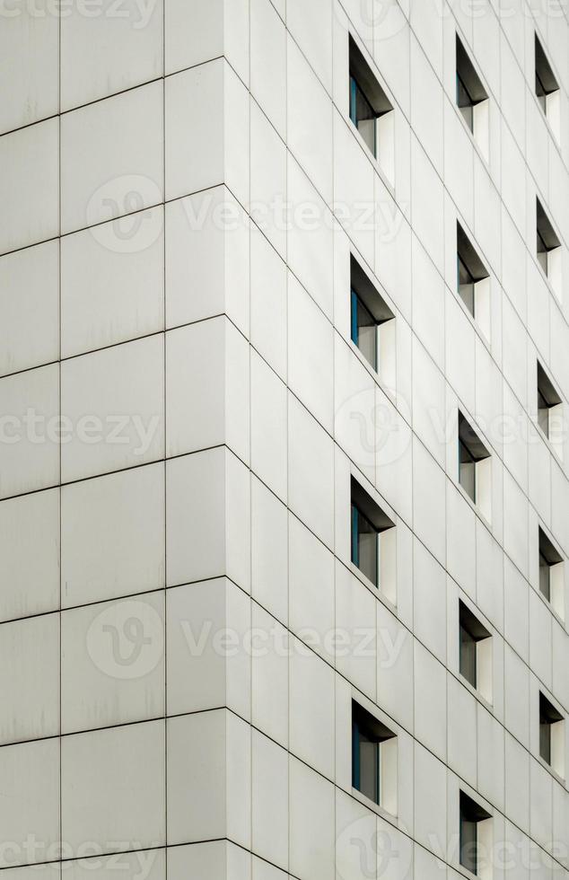 ventanas de un edificio comercial de oficinas vacío durante la cuarentena foto