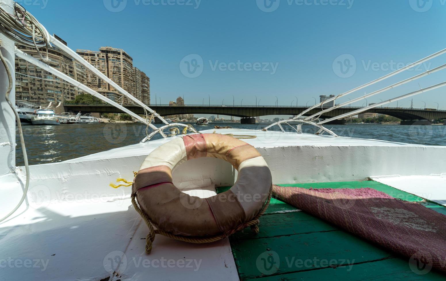 río nilo en egipto y vistas a la ciudad foto