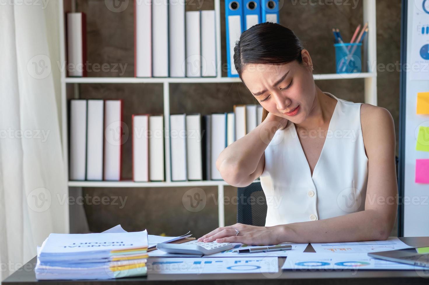 concepto de síndrome de agotamiento. la mujer de negocios se siente incómoda trabajando. que es causado por el estrés, acumulado por el trabajo fallido y menos cuerpo en reposo. consulte a un psiquiatra especialista. foto