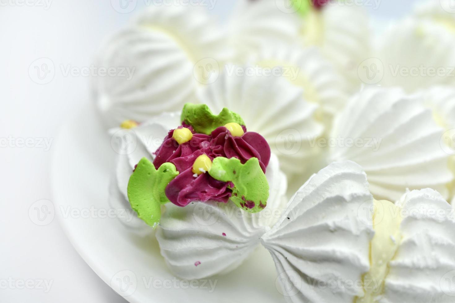 malvavisco blanco sobre un fondo blanco. deliciosos y dulces merengues. foto