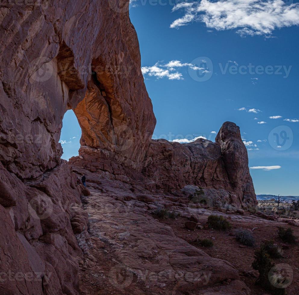 vista en la ventana sur del arco de la ventana norte y sur en el parque nacional de los arcos foto