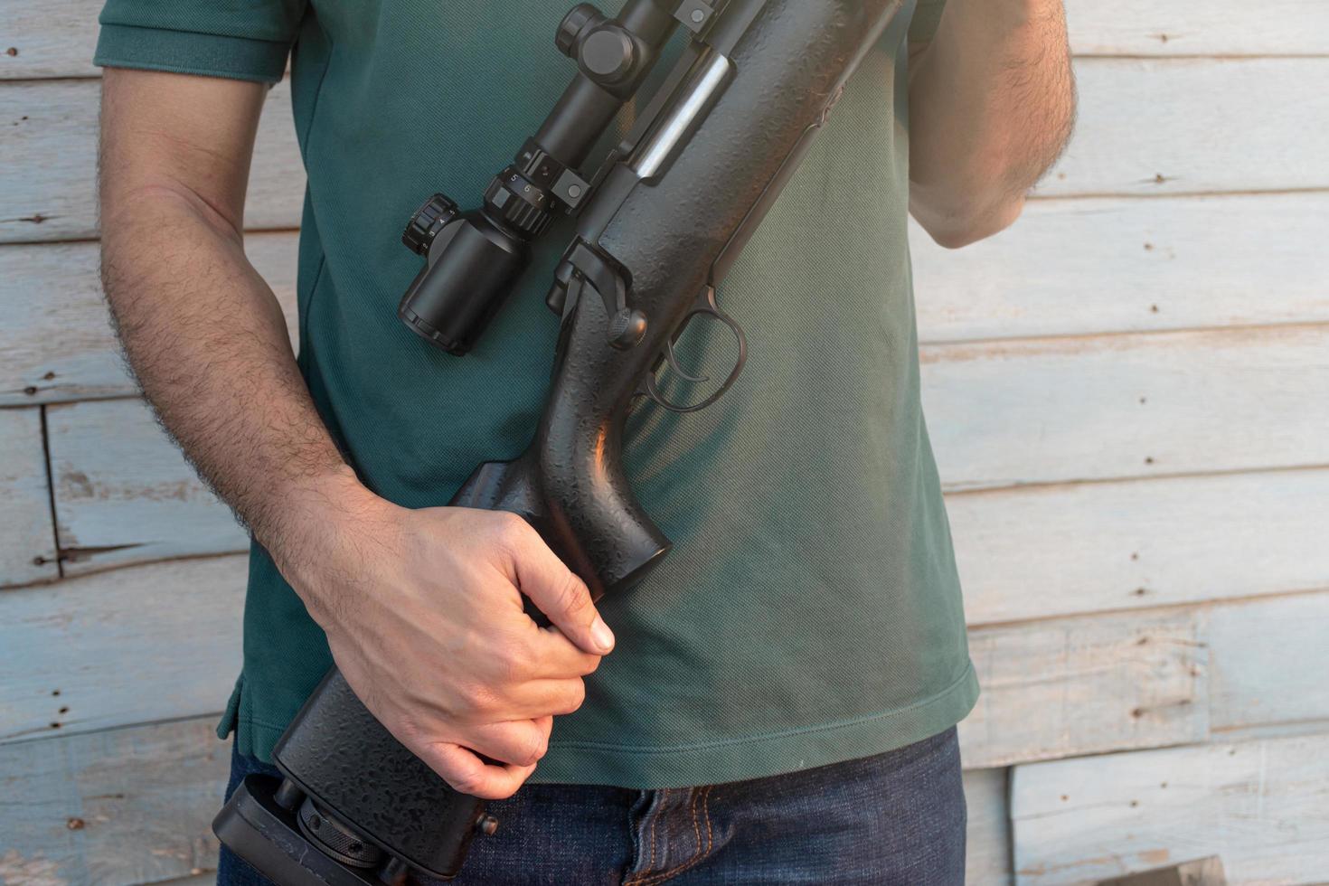 un hombre con un rifle foto