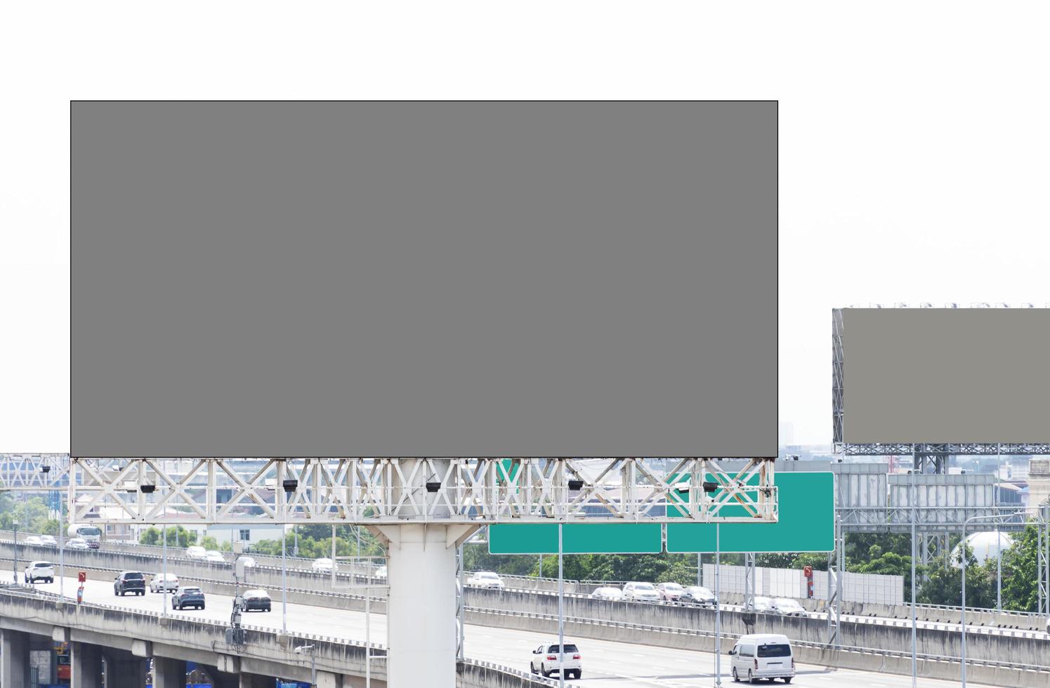 cartelera de poste al aire libre con pantalla gris simulada con fondo de autopista. trazado de recorte foto