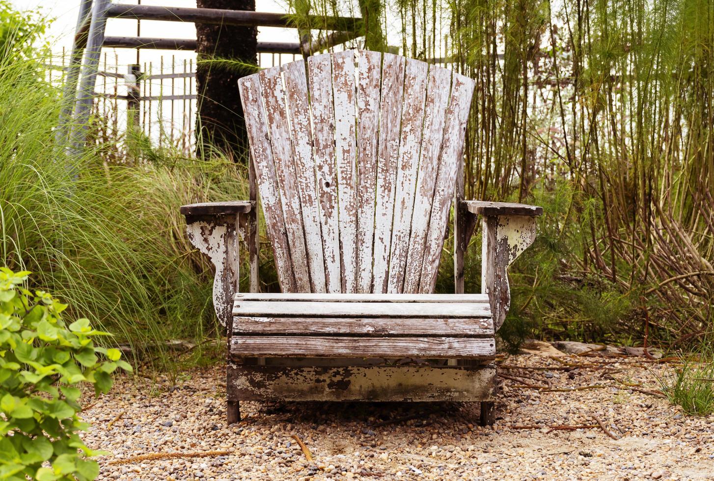 silla de madera al aire libre en el jardín foto