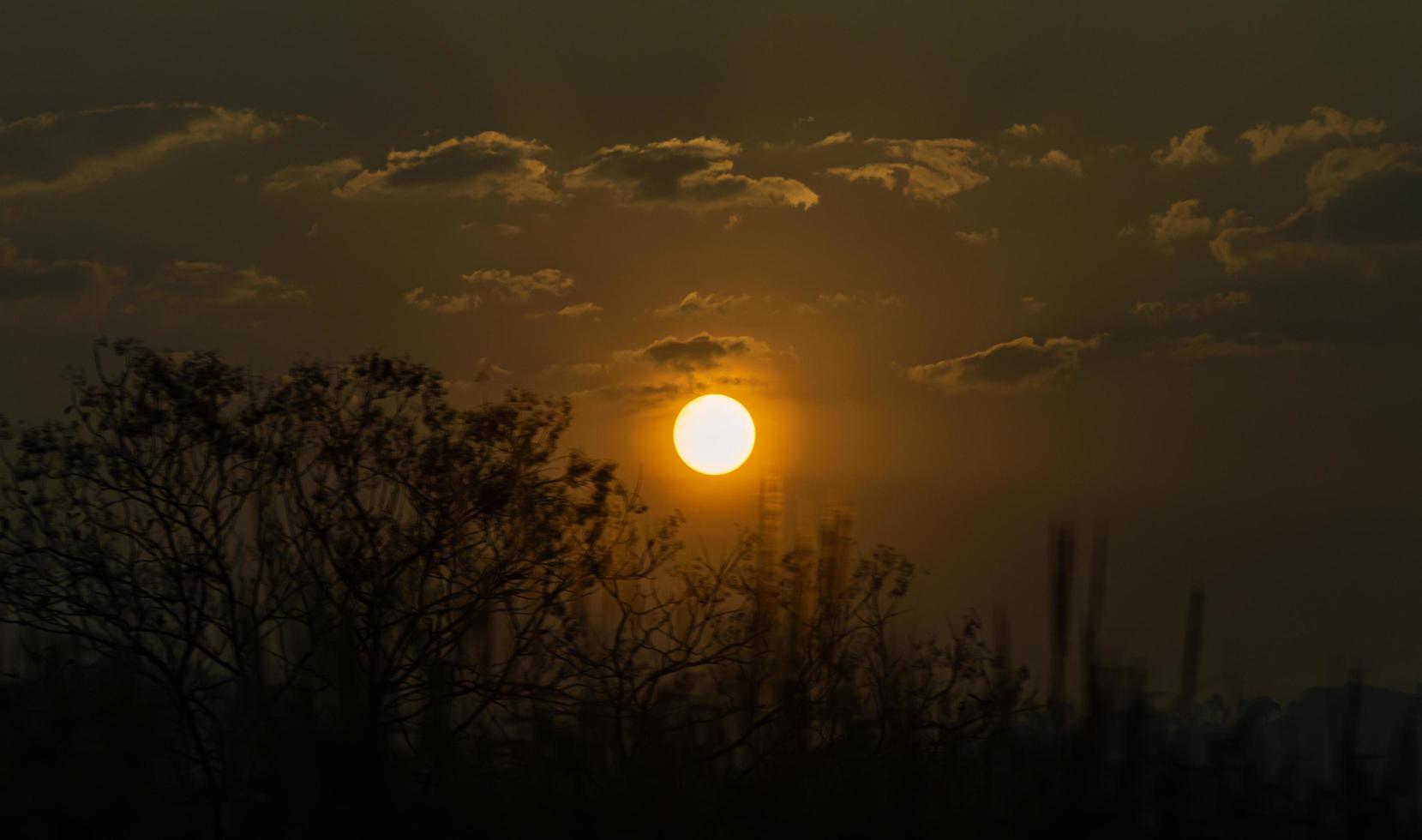 el sol en el cielo naranja de la mañana foto