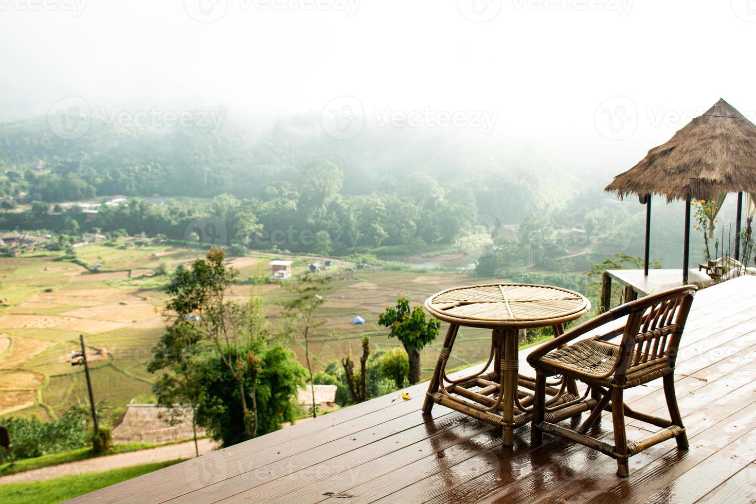 mañana con vista a la montaña en el restaurante rural o en la casa de familia. concepto de vacaciones, viajes y viajes. foto