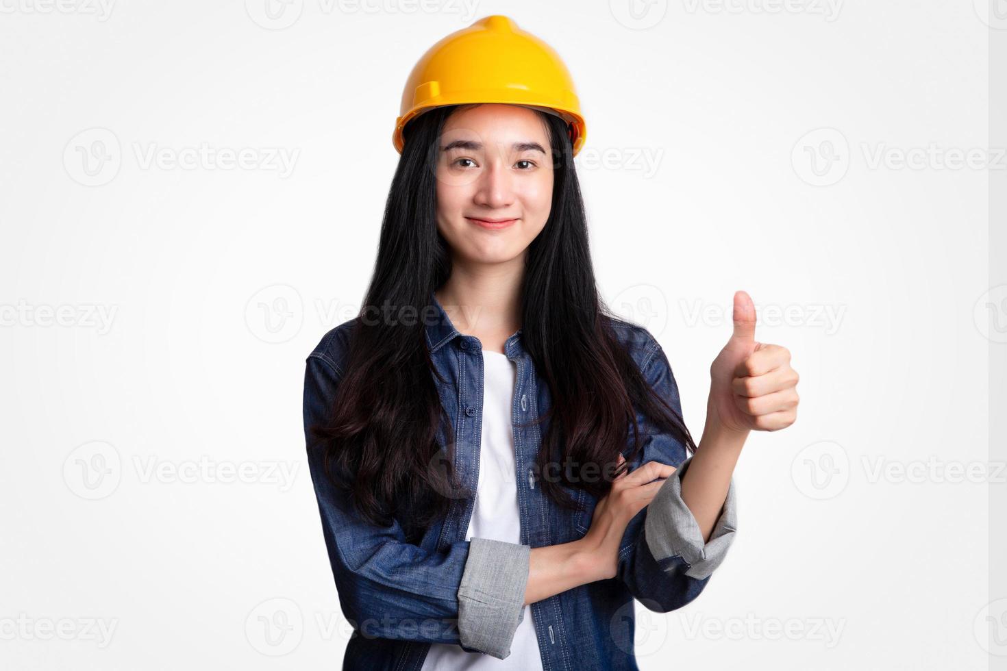 Retrato mujer ingeniero con casco de seguridad amarillo aislado sobre fondo blanco. foto