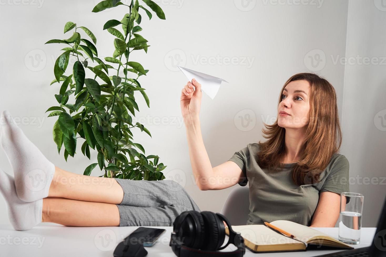 mujer procrastinar en el lugar de trabajo en casa. problema de trabajo remoto y oficina en casa foto