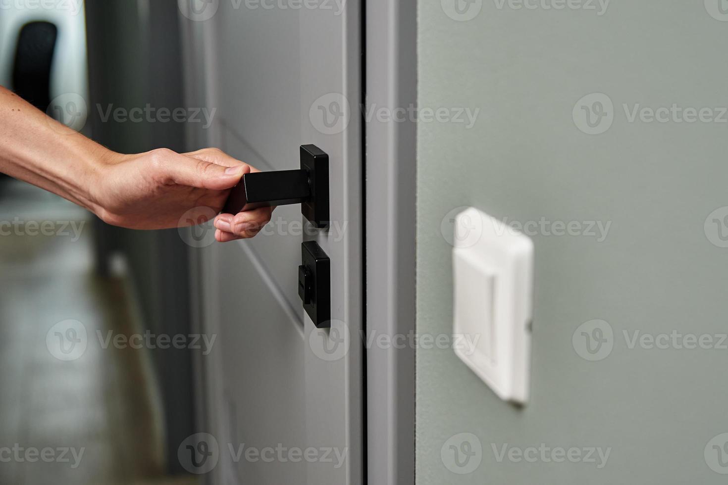 mujer abre la puerta y la entrada en la habitación foto