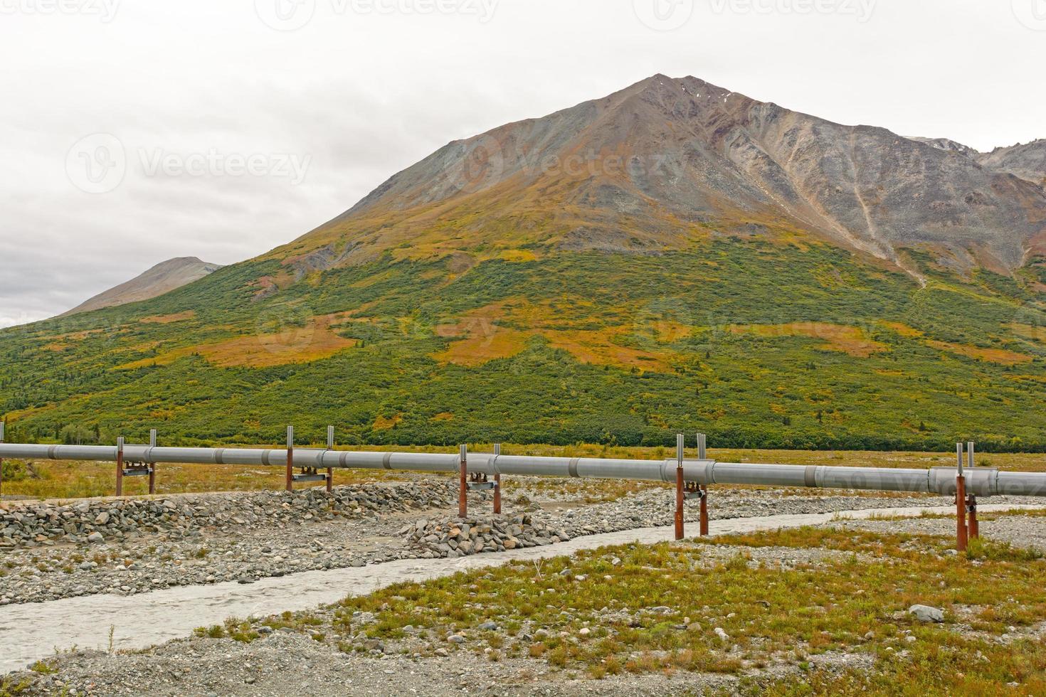 Oleoducto de Alaska en la tundra foto