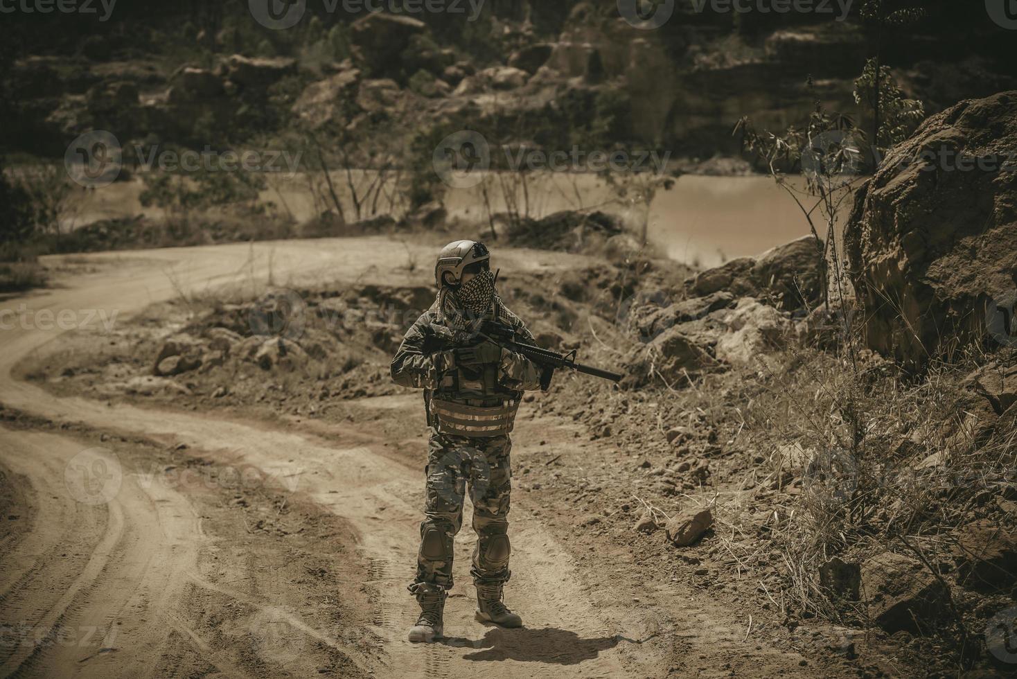 soldados de fuerzas especiales en guerras en el desierto, pueblo de tailandia, soldado del ejército foto