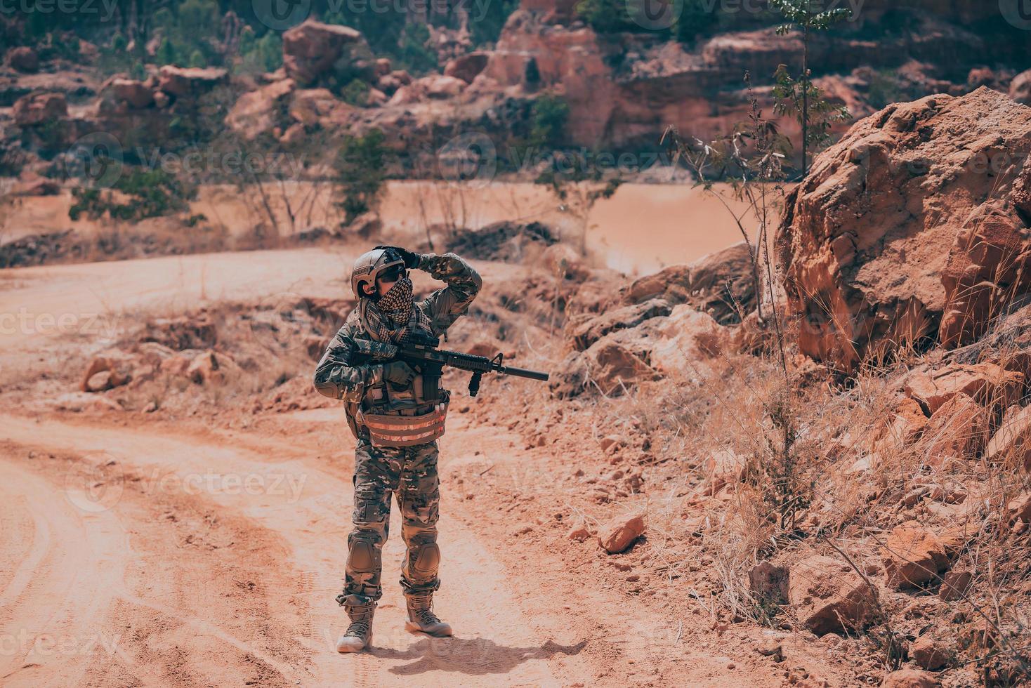 soldados de fuerzas especiales en guerras en el desierto, pueblo de tailandia, soldado del ejército foto